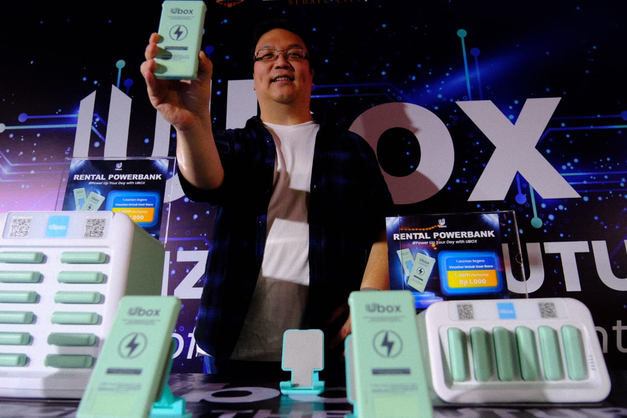 PT Indo Karya Mandiri meluncurkan produk terbaru, Ubox power bank portable dan Ubox power bank rental station, di Old Shanghai Sedayu City.