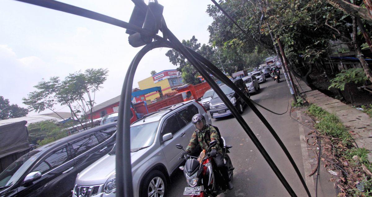 Kabel yang semrawut di wilayah DKI Jakarta.