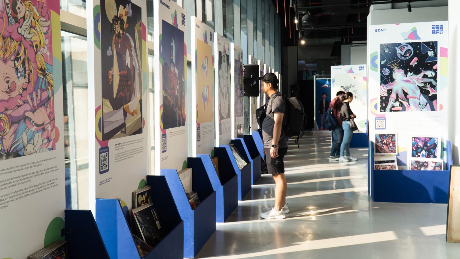 Pengunjung sedang menikmati karya seni