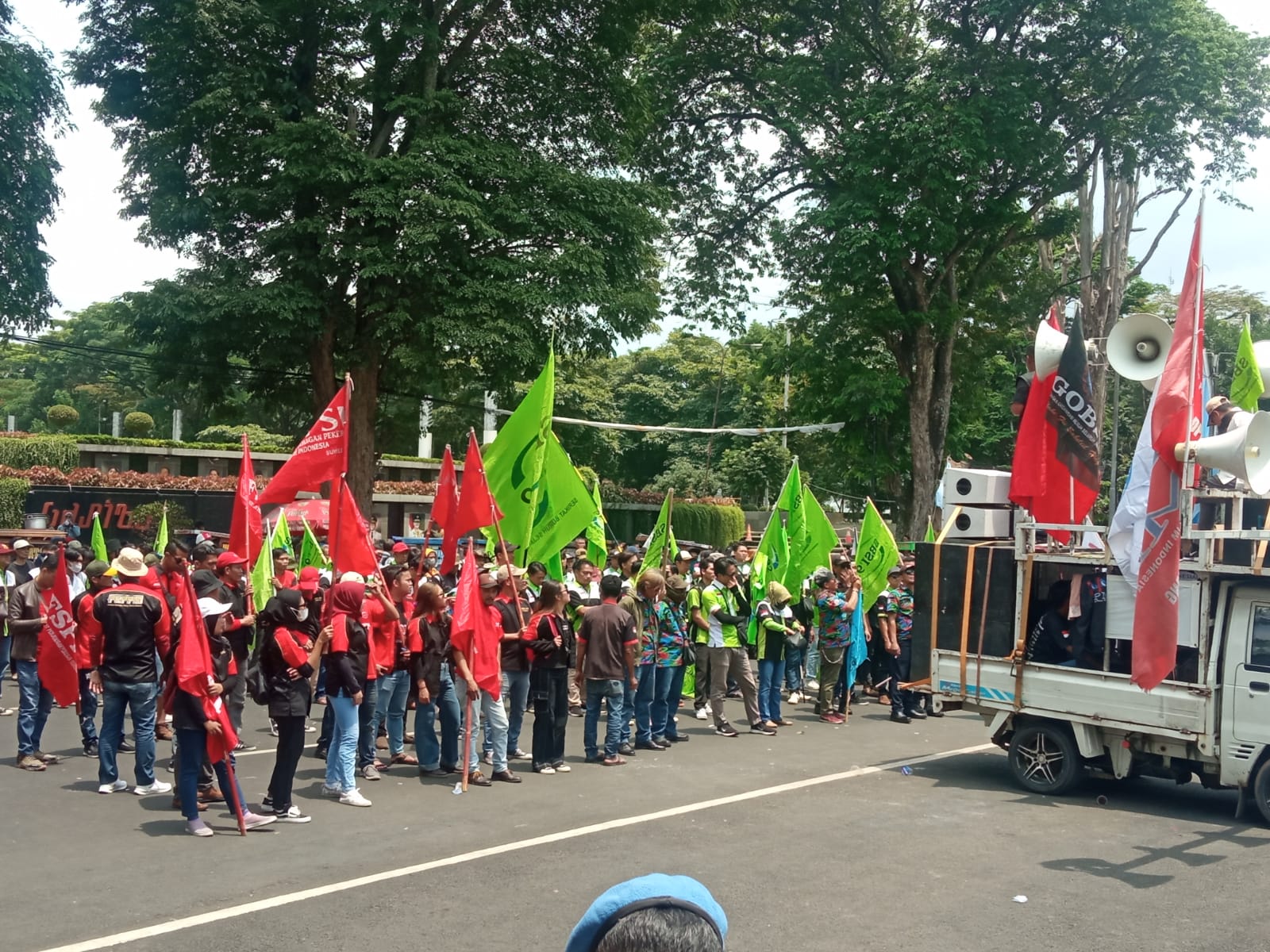 Sejumlah buruh menggelar unjuk rasa di depan Gedung Sate