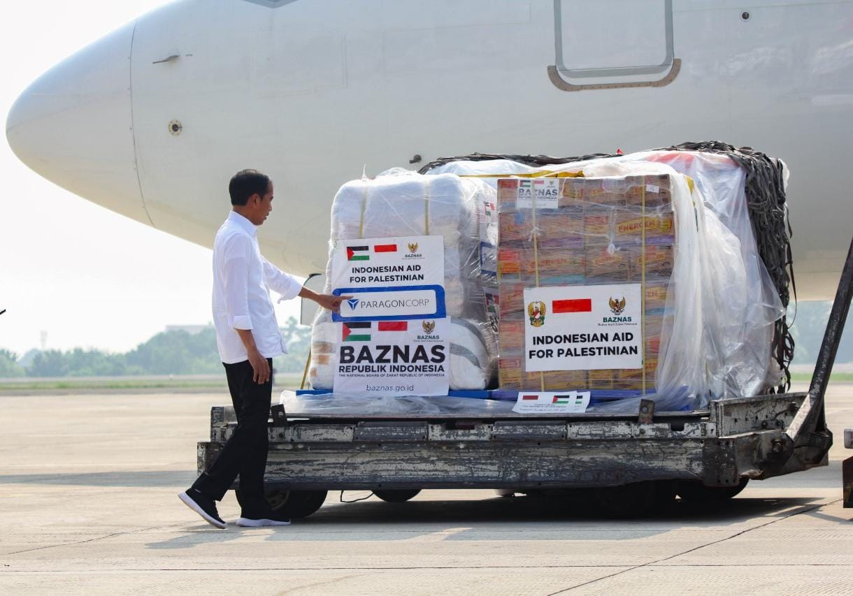 Presiden Joko Widodo melepas bantuan kemanusiaan tahap kedua untuk masyarakat Palestina di Lanud Halim Perdana Kusuma, Senin (20/11).