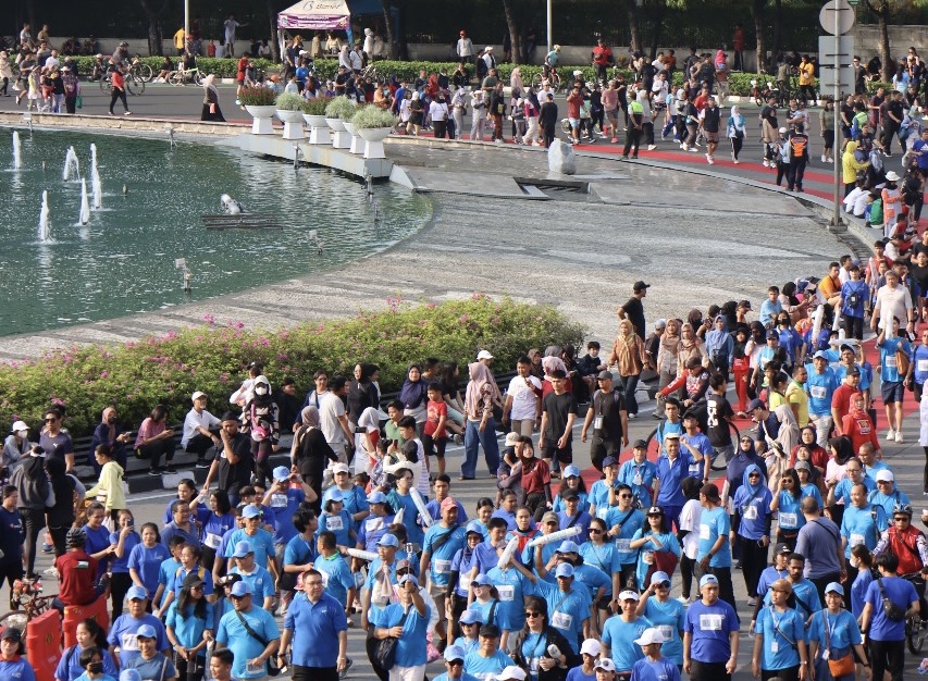 Peserra fun walk UKI di CFD Jakarta
