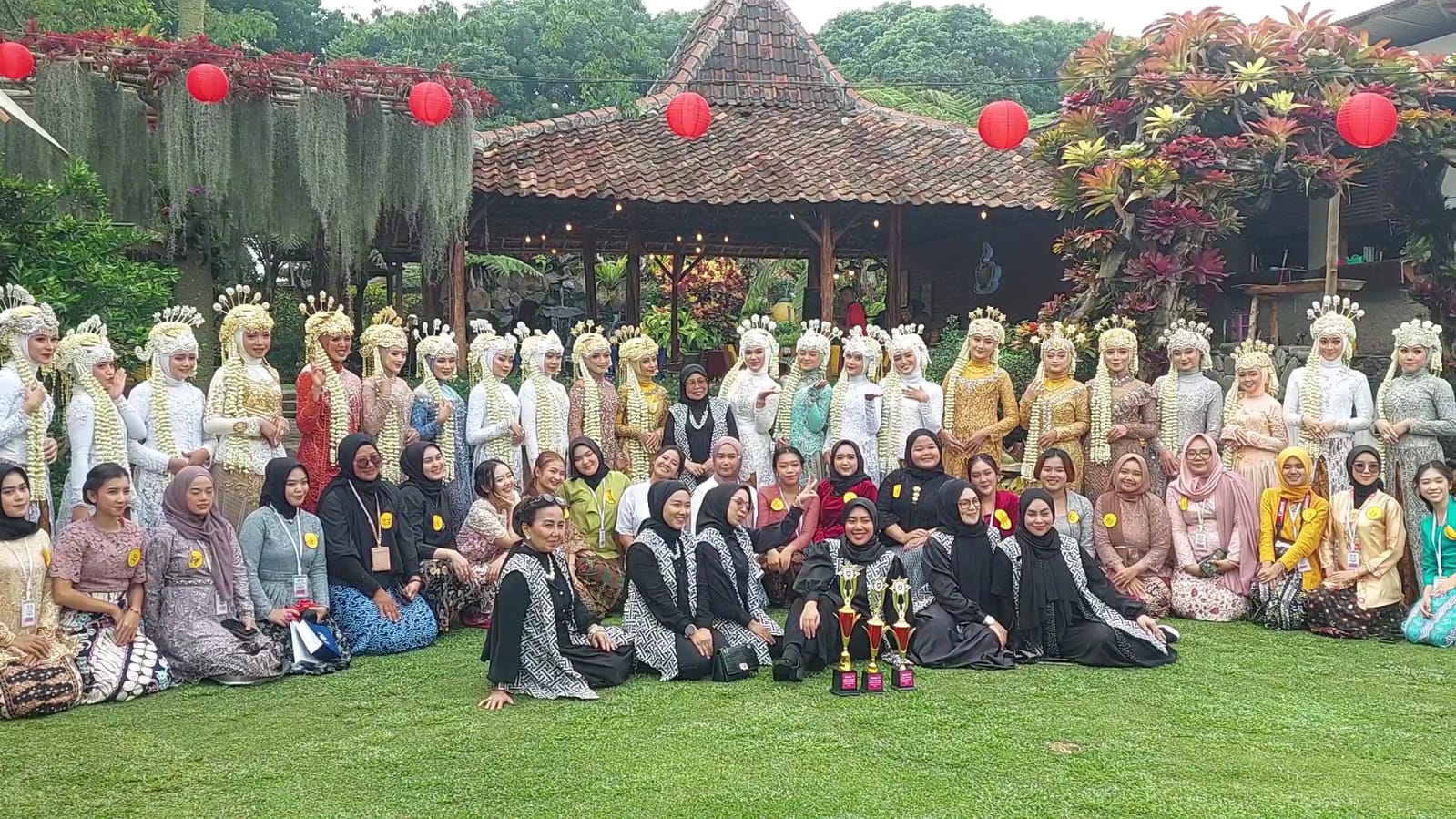 Para lulusan LKP Nuning siap menjadi wirausaha baru di Kota Bandung