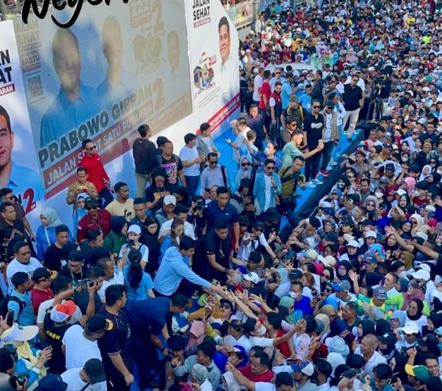 Kegiatan Jalan Sehat Satu Putaran yang digelar Relawan Prabowo-Gibran di Jalan Sudirman, Makassar, Sulawesi Selatan, Sabtu (25/11/2023).