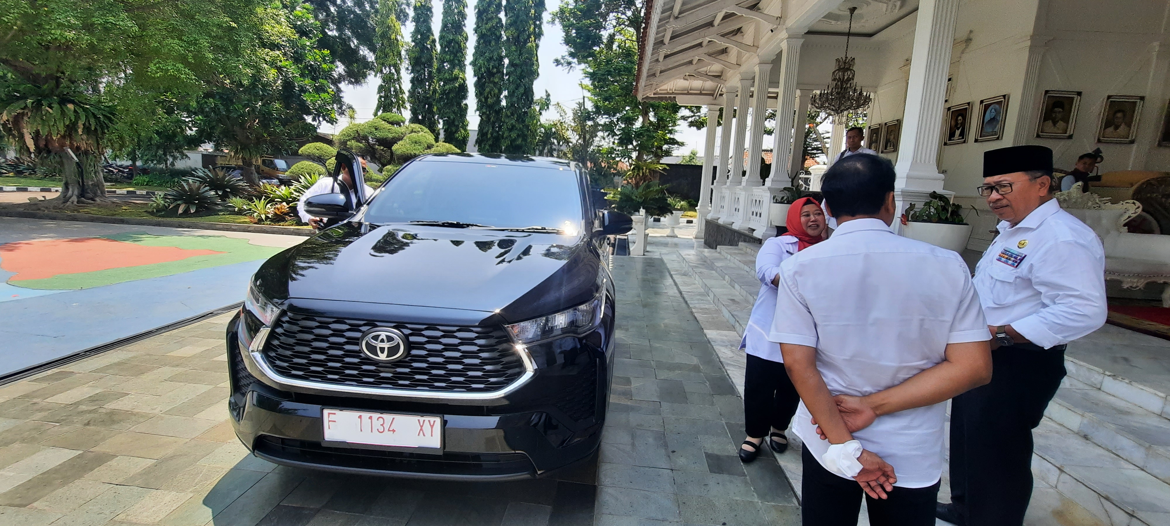 Pemkab cianjur menyerahkan kendaraan operasional untuk Kantor Pertanahan