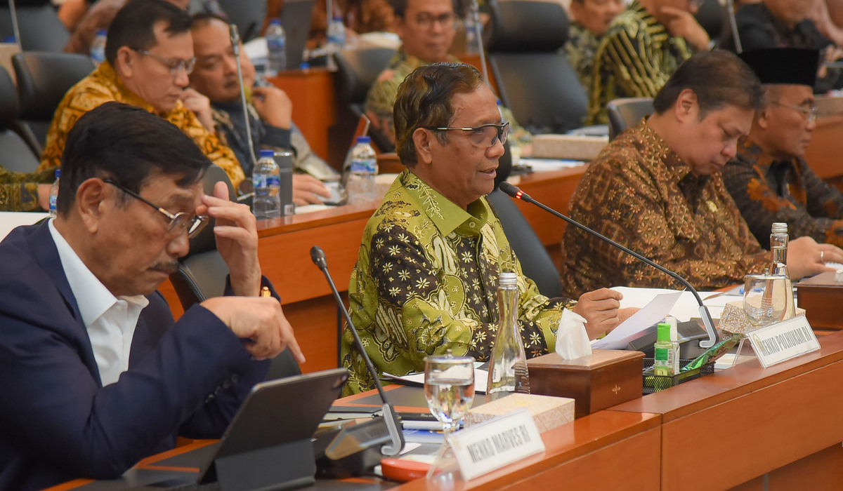 Menko Polhukam Mahfud MD (tengah) dan Menko Perekonomian Airlangga Hartarto (kanan), dua menteri yang terlibat di pemilu 2024.