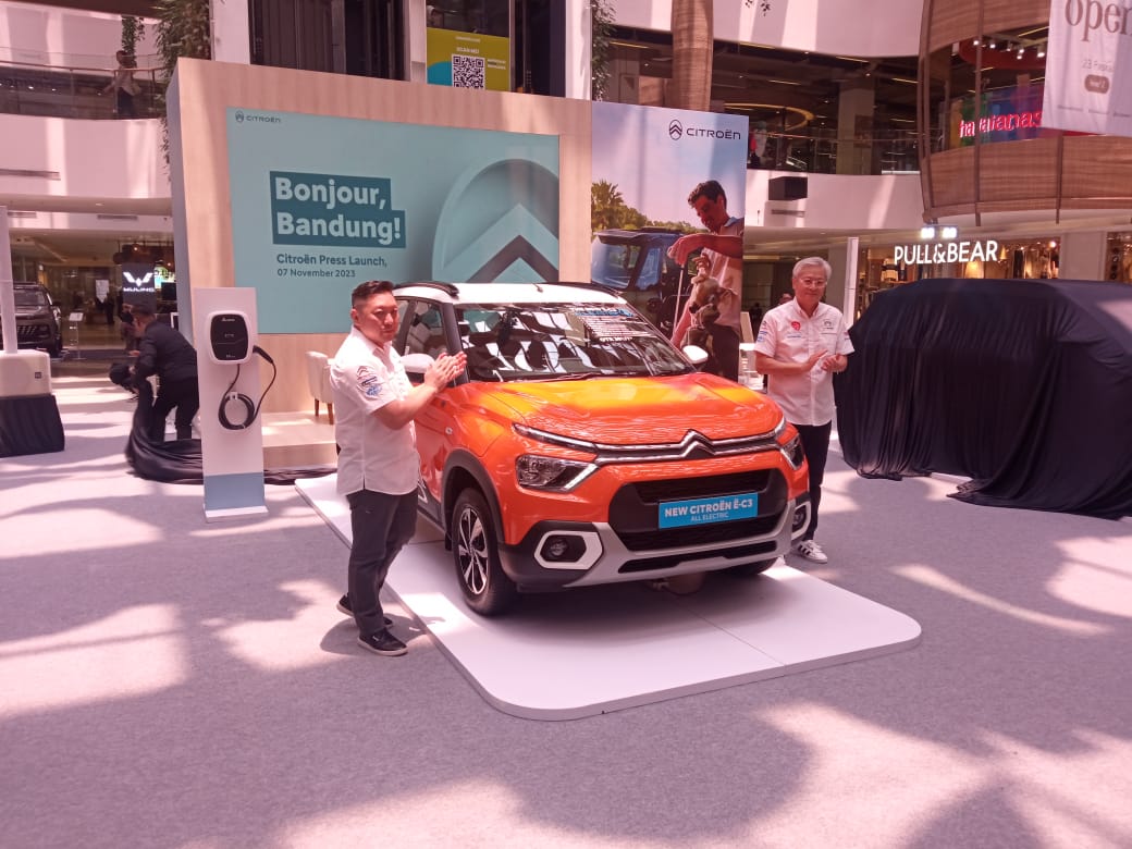 CEO Citroen Indonesia Tan Kim Piauw saat memperkenalkan produk New Citroen E-C3 all electric pada masyarakat Bandung dan Jawa Barat
