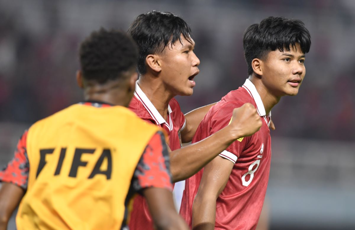 Pesepak bola Timnas Indonesia Arkhan Kaka disambut rekan-rekannya usai mencetak gol ke gawang Timnas Panama.