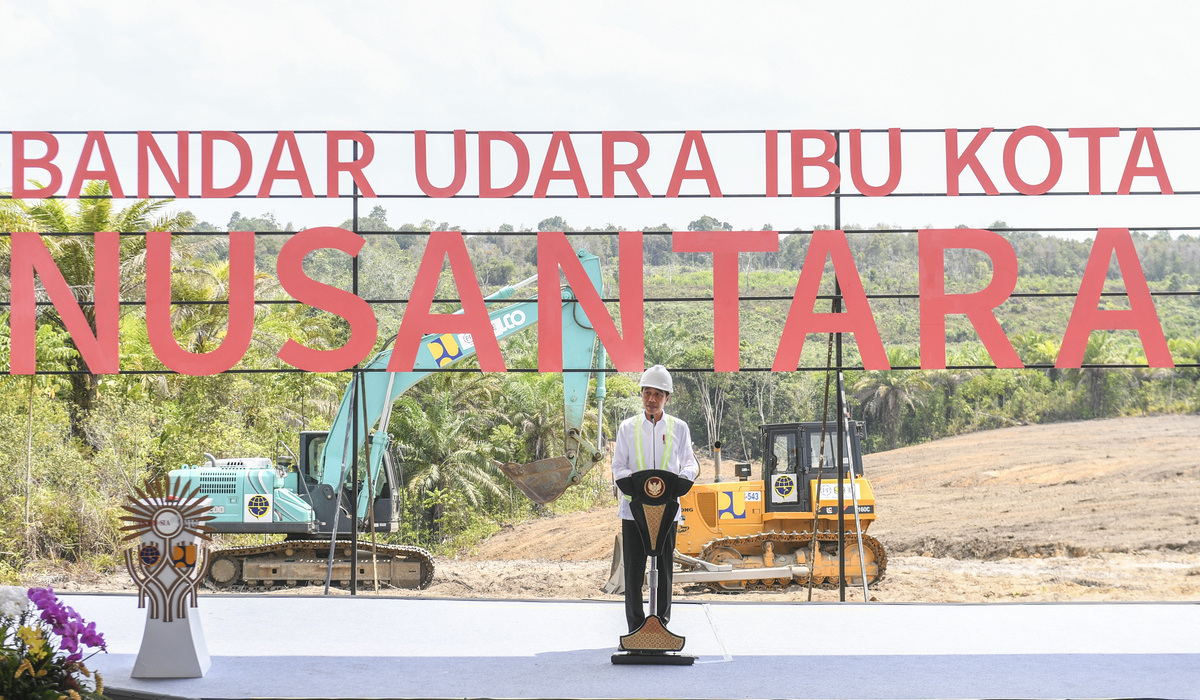  Presiden Joko Widodo memberikan sambutan saat ground breaking Bandara Ibu Kota Nusantara di Penajam Paser Utara, Kalimantan Timur, (1/11).