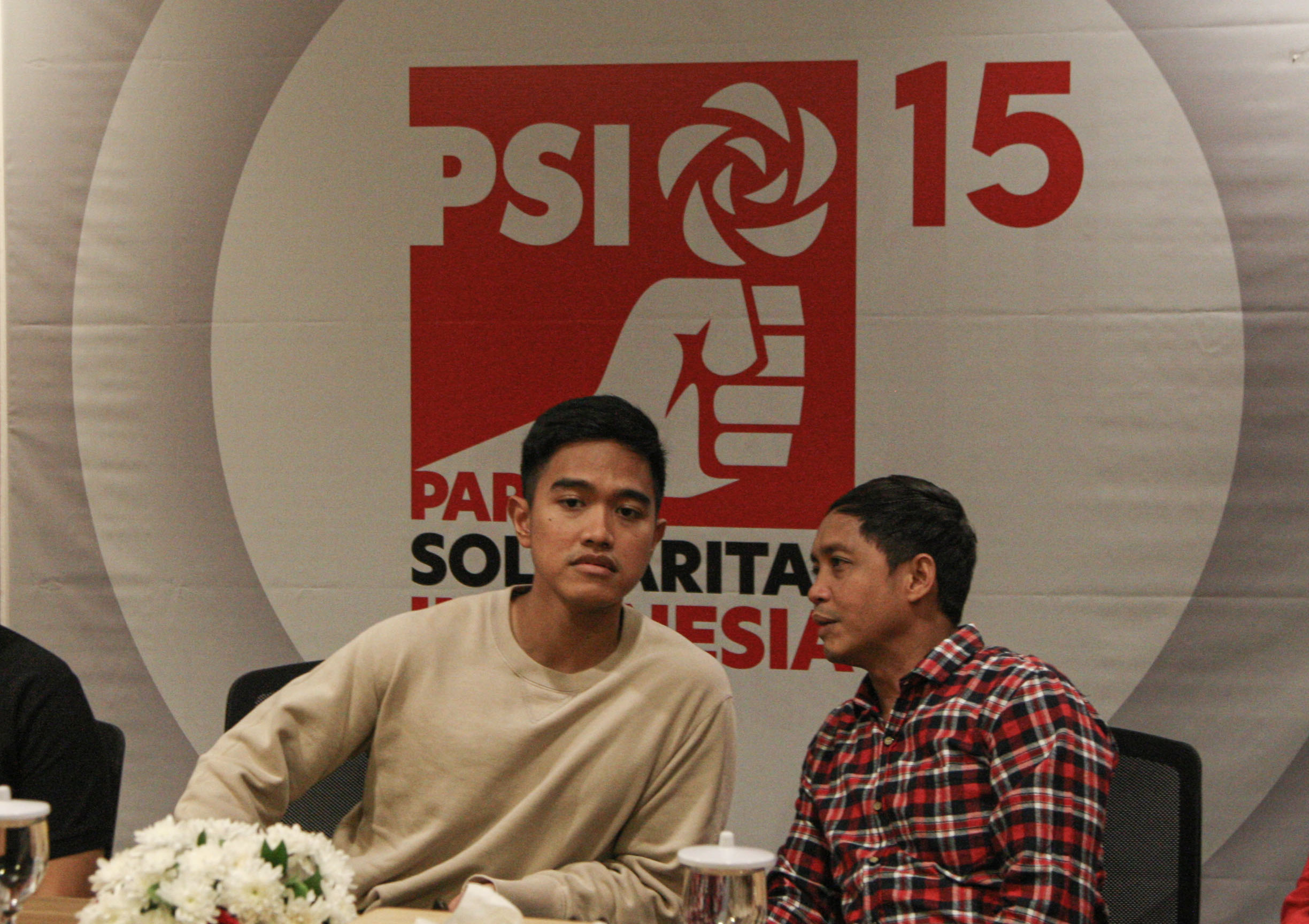 Ketua Umum Partai Solidaritas Indonesia (PSI) Kaesang Pangarep (kiri) didampingi Sekjen PSI Raja Juli Antoni 