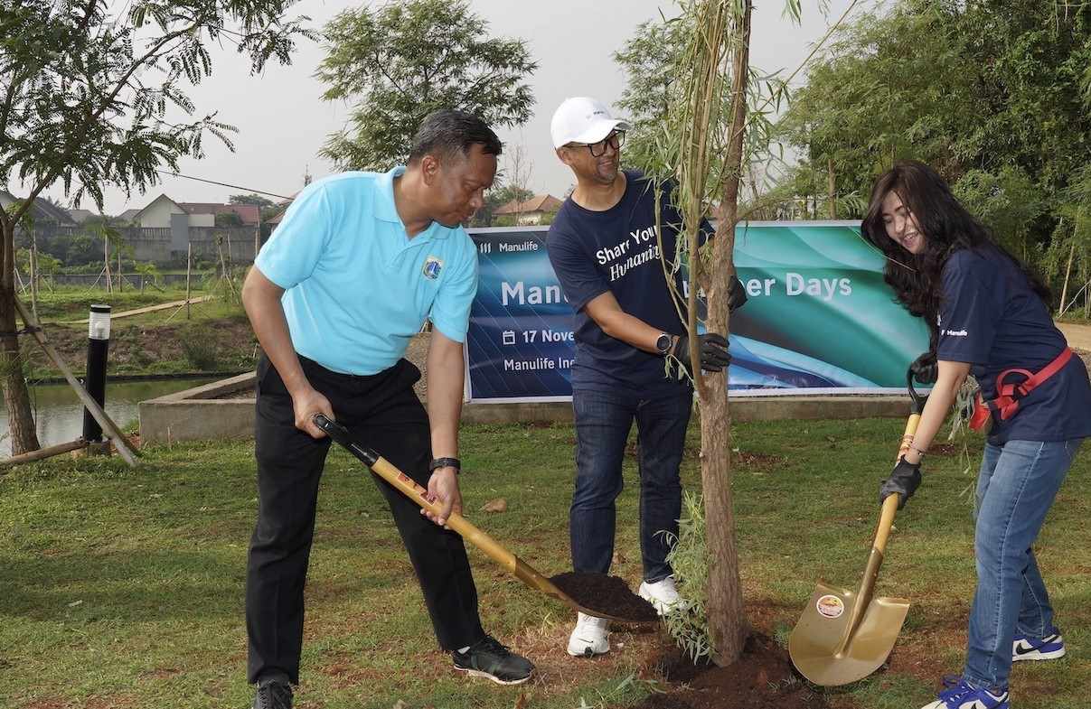 Manulife dan Dinas Pertamanan dan Hutan Kota DKI Jakarta telah menyelenggarakan “Manulife Volunteer Day” di Waduk Lebak Bulus, Jakarta,