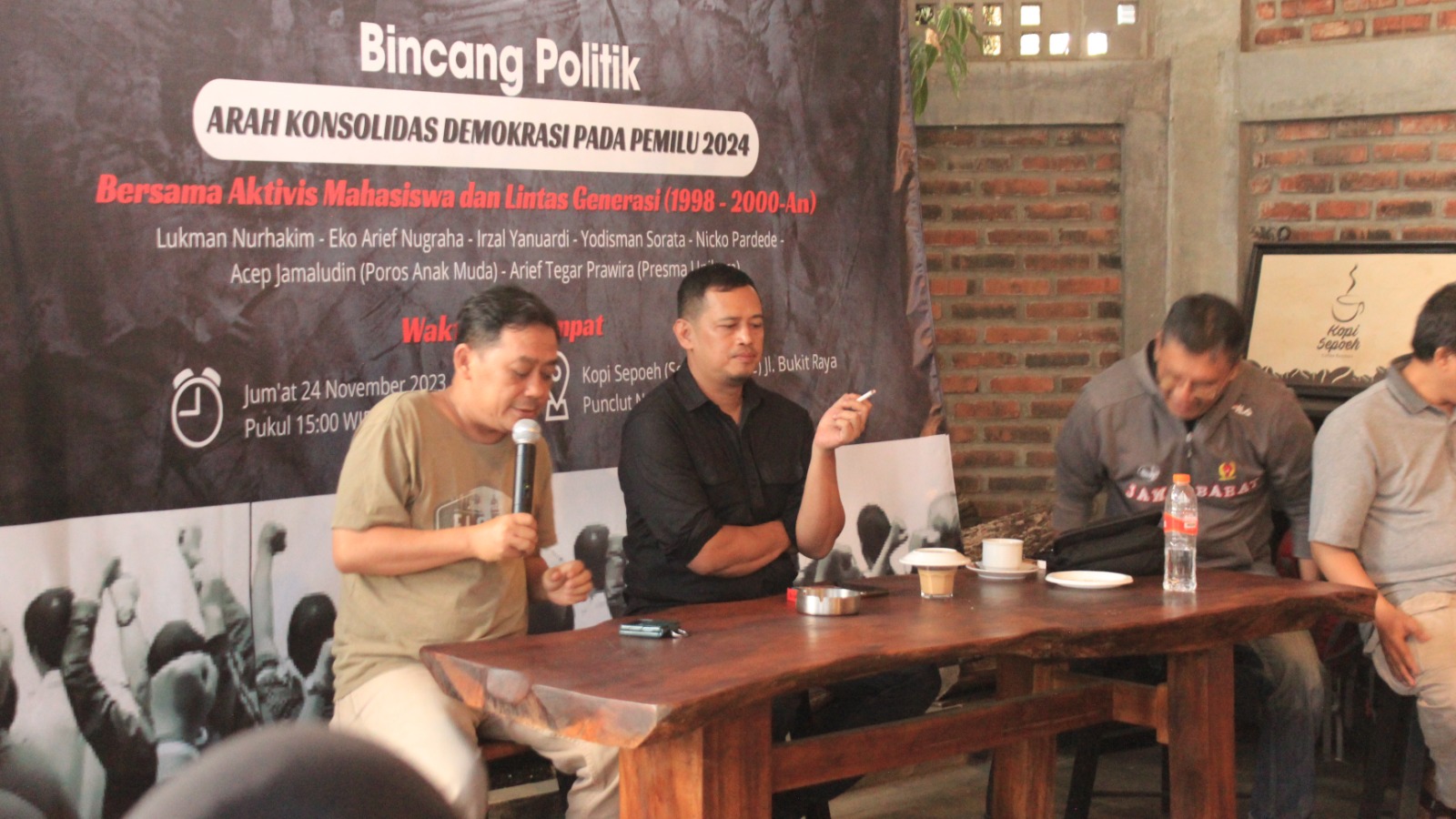 Diskusi Arah Konsolidasi Demokrasi dalam Pemilu 2024 yang digelar, Jumat(24/11) malam di Bandung.
