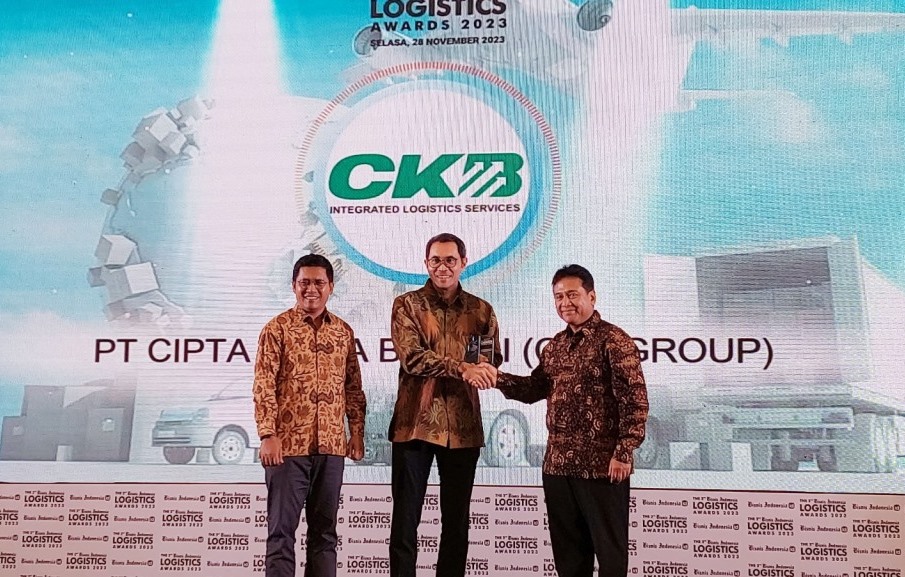 Chief Executive Officer (CEO) CKB Logistics Iman Sjafei saat menerima penghargaan di ajang Bisnis Indonesia Logistics Award (BILA) 2023.