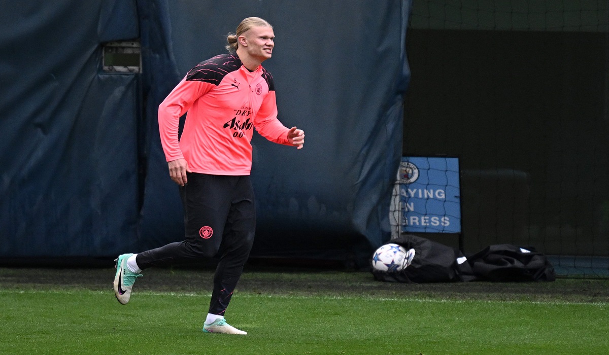 Penyerang Manchester City Erling Haaland berlatih menjelang laga Liga Champions melawan Young Boys