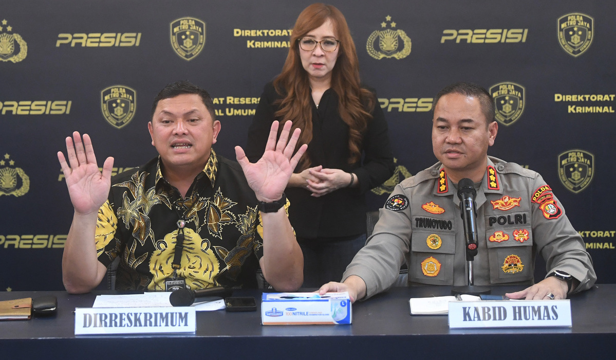 Kabid Humas Polda Metro Jaya Kombes Pol Trunoyudo Wisnu Andiko (kanan).