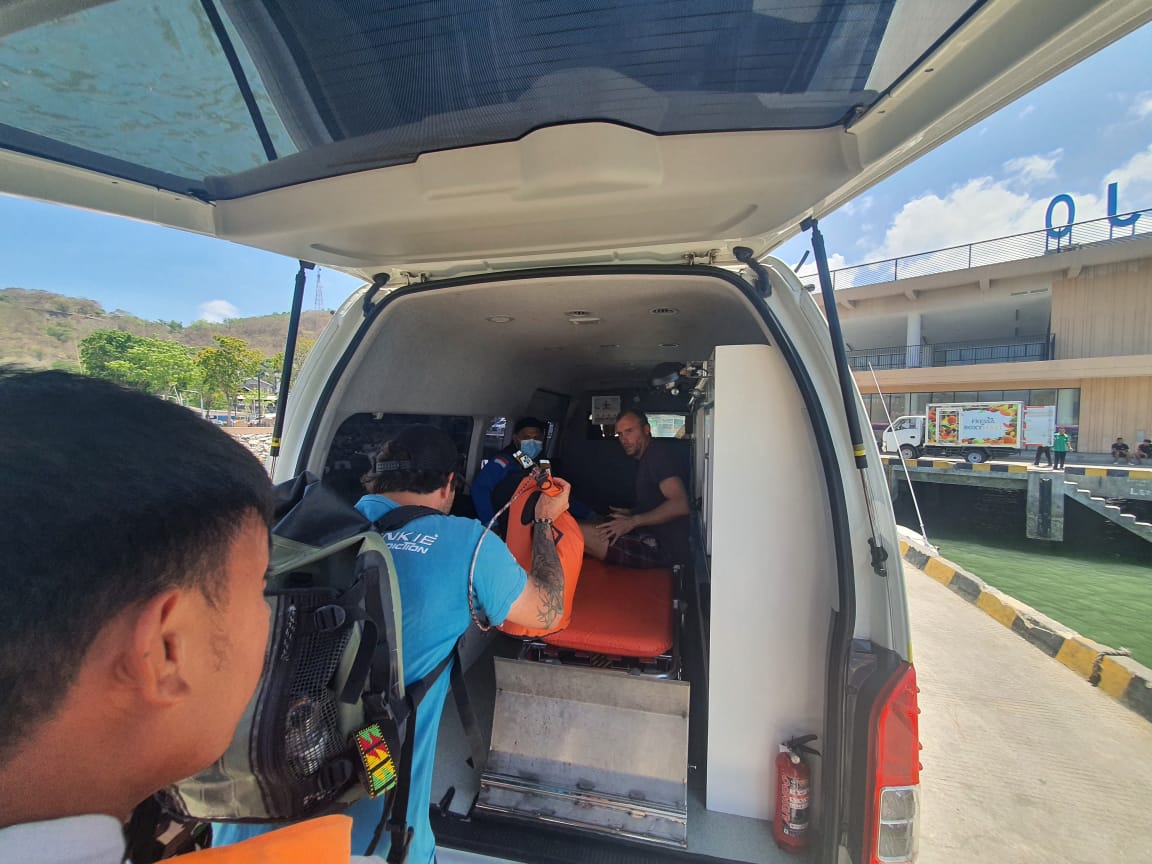 Wisatawan asal Belgia bernama Johan Leo, berusia 44 Tahun terpaksa dievakuasi oleh Basarnas setelah mengalami sesak napas 