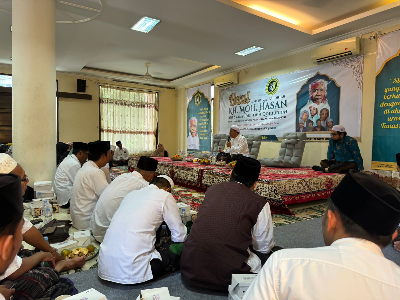 Ikatan Alumni Santri Ponpes Zainul Hasan Genggong se-Jabodetabek menggelar haul almarhum KH Moh Hasan di Cempaka Putih, Jakarta Pusat.
