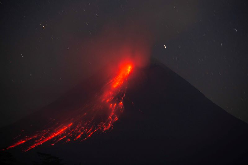 Luncuran lava pijar Gunung Merapi terlihat dari Turi, Sleman, Yogyakarta.