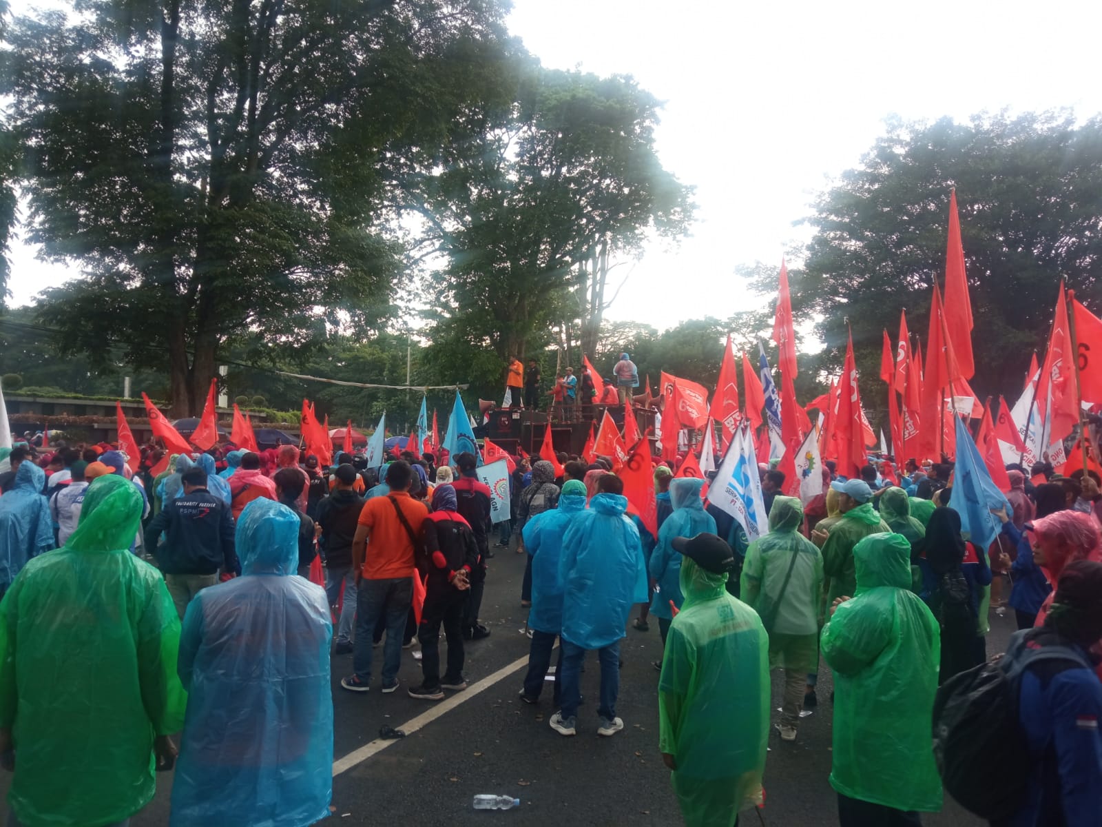 Partai Buruh dan serikat buruh di Jawa Barat menggelar aksi di depan Gedung Sate, Kota Bandung