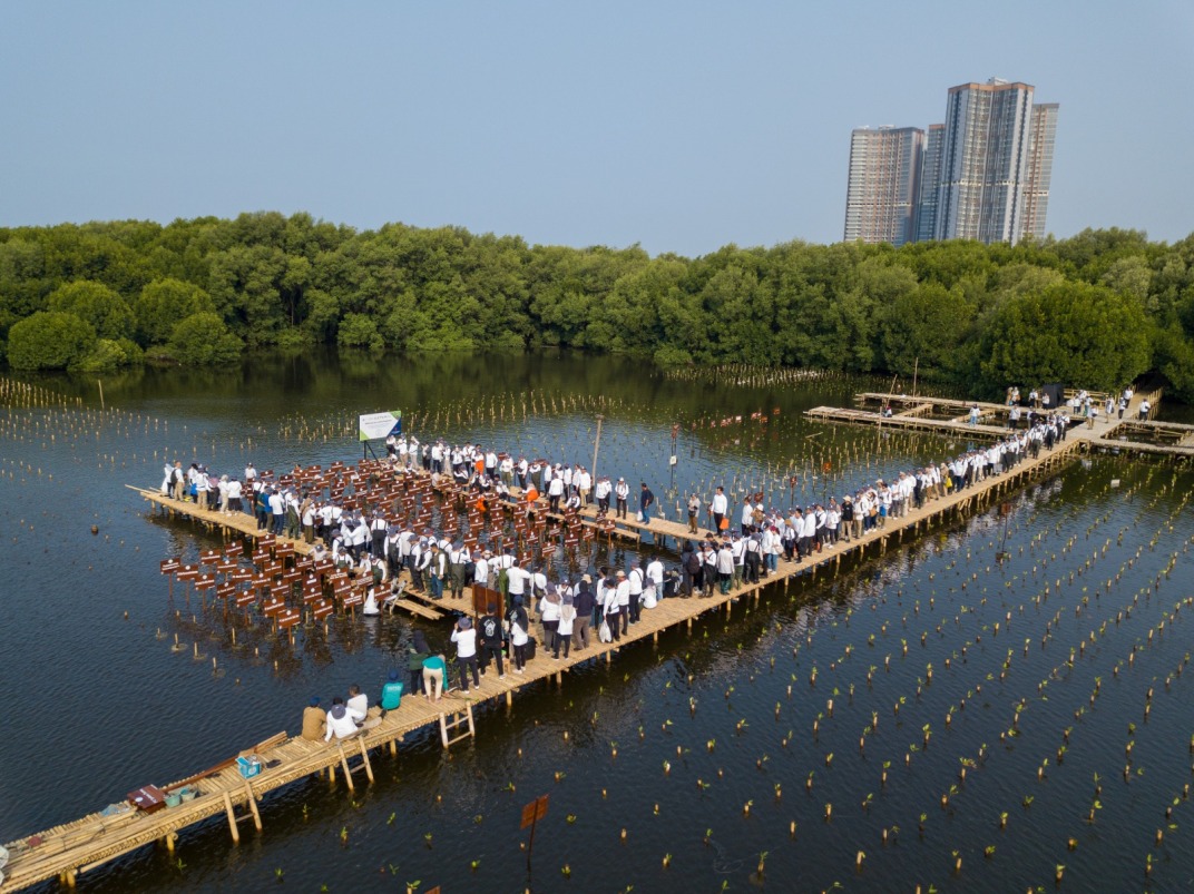 Acata penanaman mangrove  di Taman Wisata Alam Mangrove Angke Kapuk, Jakarta Utara (Jakut), Selasa (31/10).