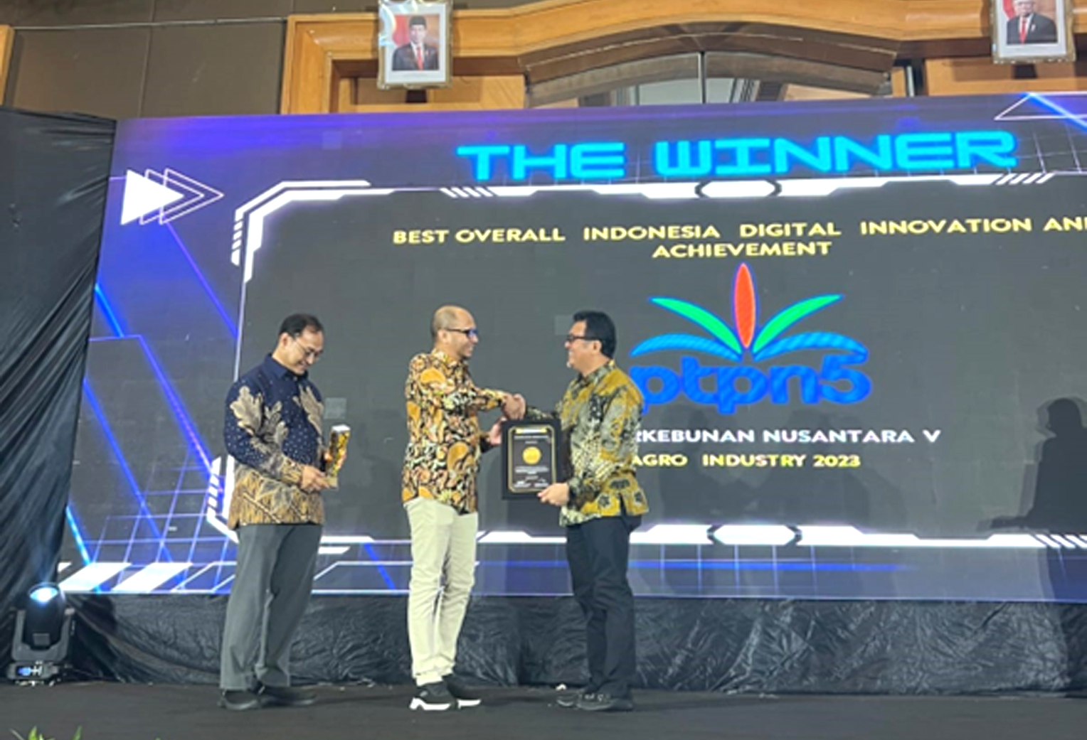 PTPN Group berhasil meraih tiga penghargaan dalam ajang Indonesia Digital Innovation and Achievement Award 2023.