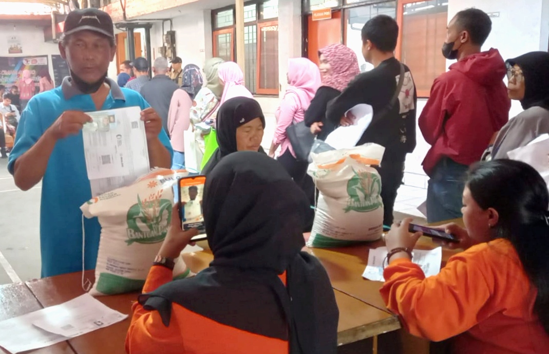 Warga Kota Cimahi menerima bantuan pangan dari pemerintah