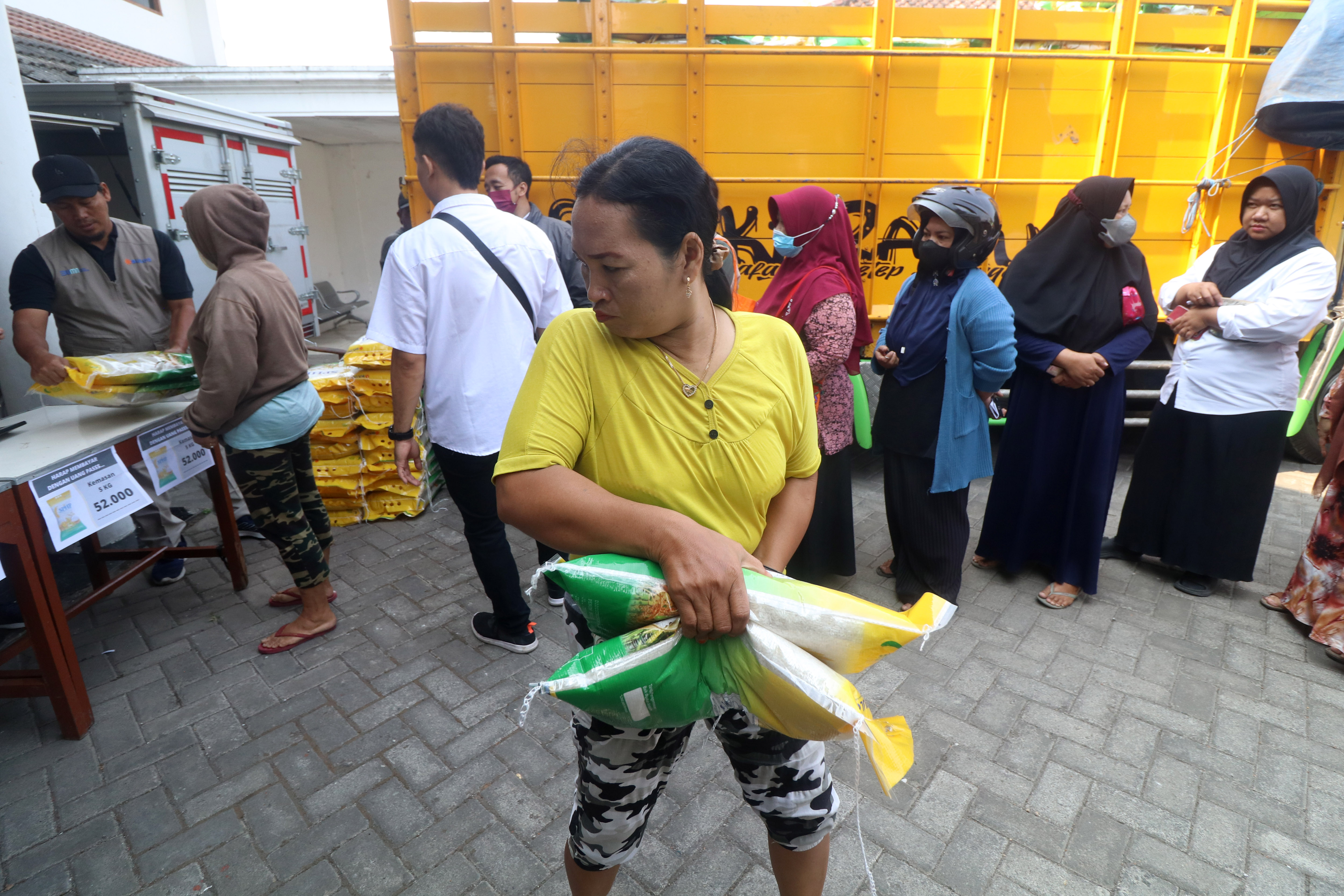 Warga Kota Sukabumi Antusias Beli Komoditas Pangan Murah