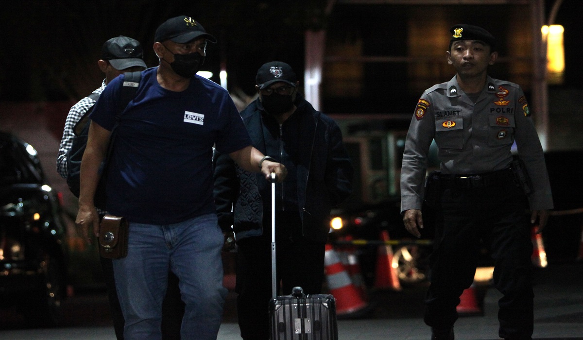 Penjabat Bupati Sorong Yan Piet Mosso (kedua kanan) dikawal petugas tiba di Gedung KPK Merah Putih, Jakarta.