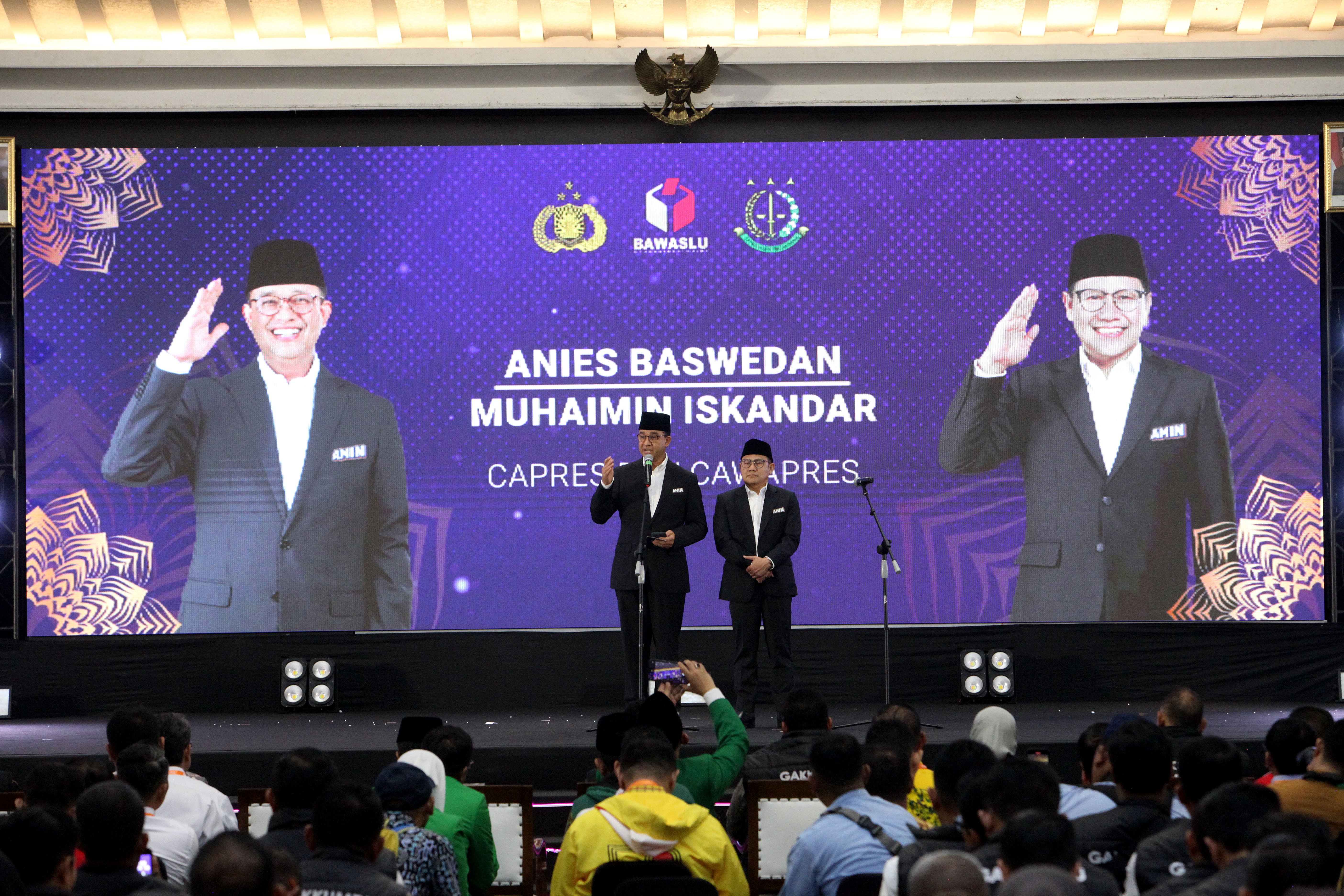 Capres dan Cawapres nomor urut Satu Anies Baswedan (kiri) dan Muhaimin Iskandar menyampaikan sambutannya di acara Rakornas Gakumdu