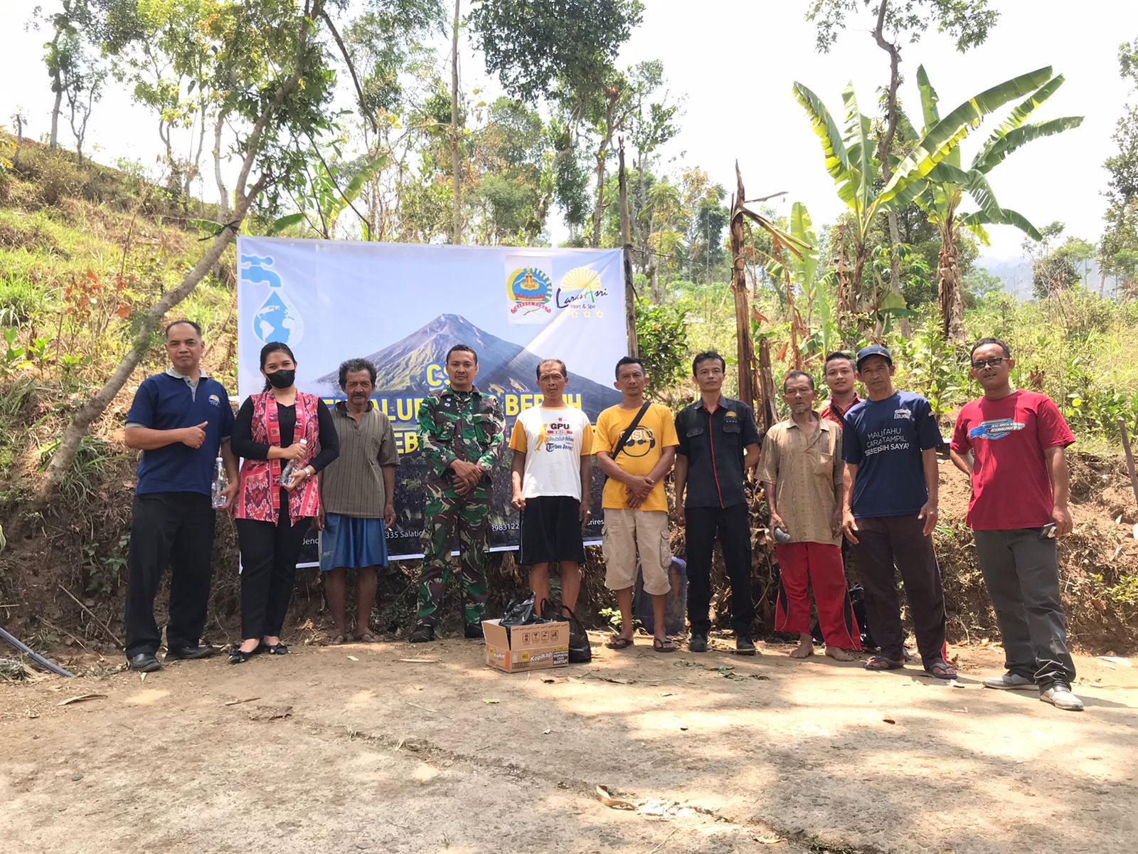 Laras Asri Resort & Spa dan PDAM Salatiga menyalurkan air bersih untuk warga di Desa Njelarem, Dusun Sukodono, Gladagsari, Boyolali, Jateng.