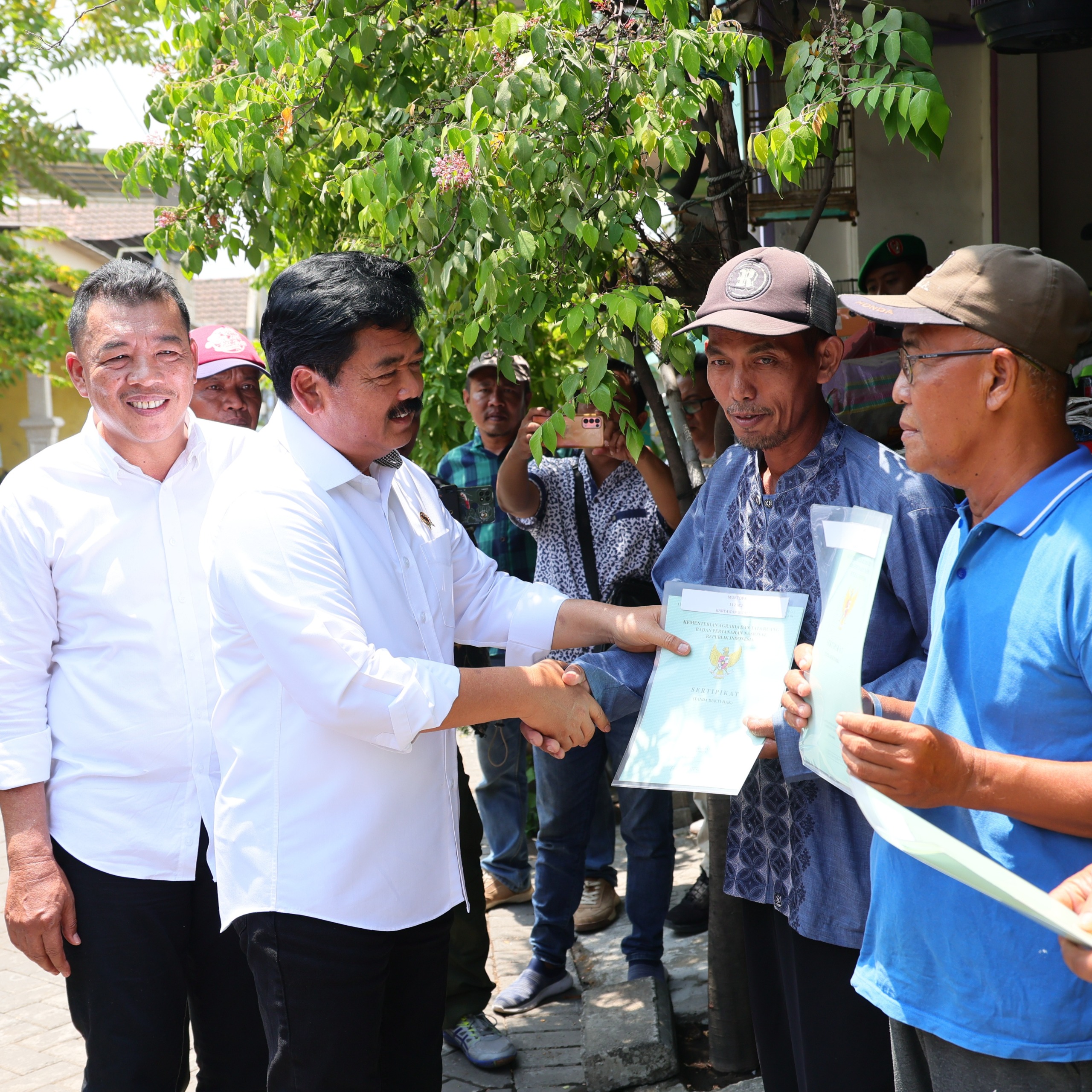 Menteri ATR/BPN Hadi Tjahjanto menyerahkan 50 sertipikat tanah hasil program PTSL di Desa Kedungsolo, Kecamatan Porong, Kabupaten Sidoarjo.