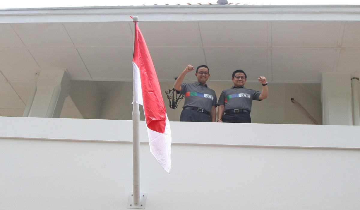 Pasangan Anies Baswedan-Muhaimin Iskandar mengenakan kaus Timnas Amin