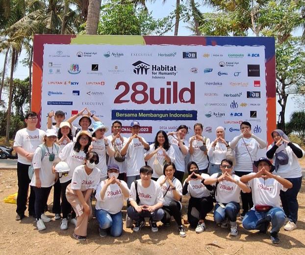 Karyawan dari Surya Internusa Group dan anak perusahannya bersama Habitat for Humanity Indonesia membangun rumah untuk warga tak mampu.