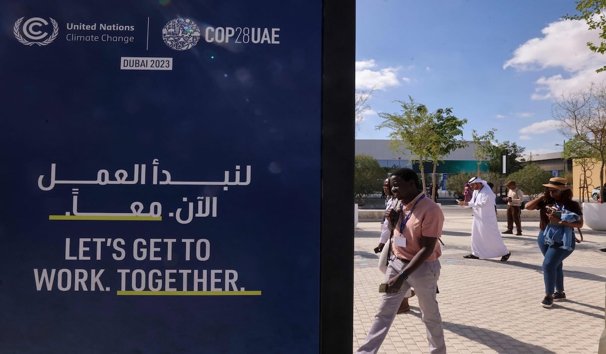 Peserta COP28 berjalan ke arena penyelenggaraan COP28 di Dubai, Uni Emirat Arab