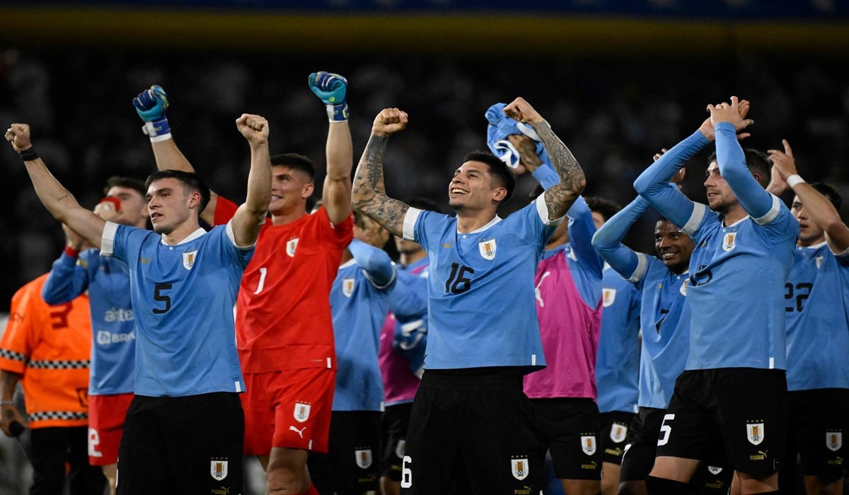 Para pemain Uruguay melakukan selebrasi usai mengalahkan Argentina di laga kualifikasi Piala Dunia 2026. 