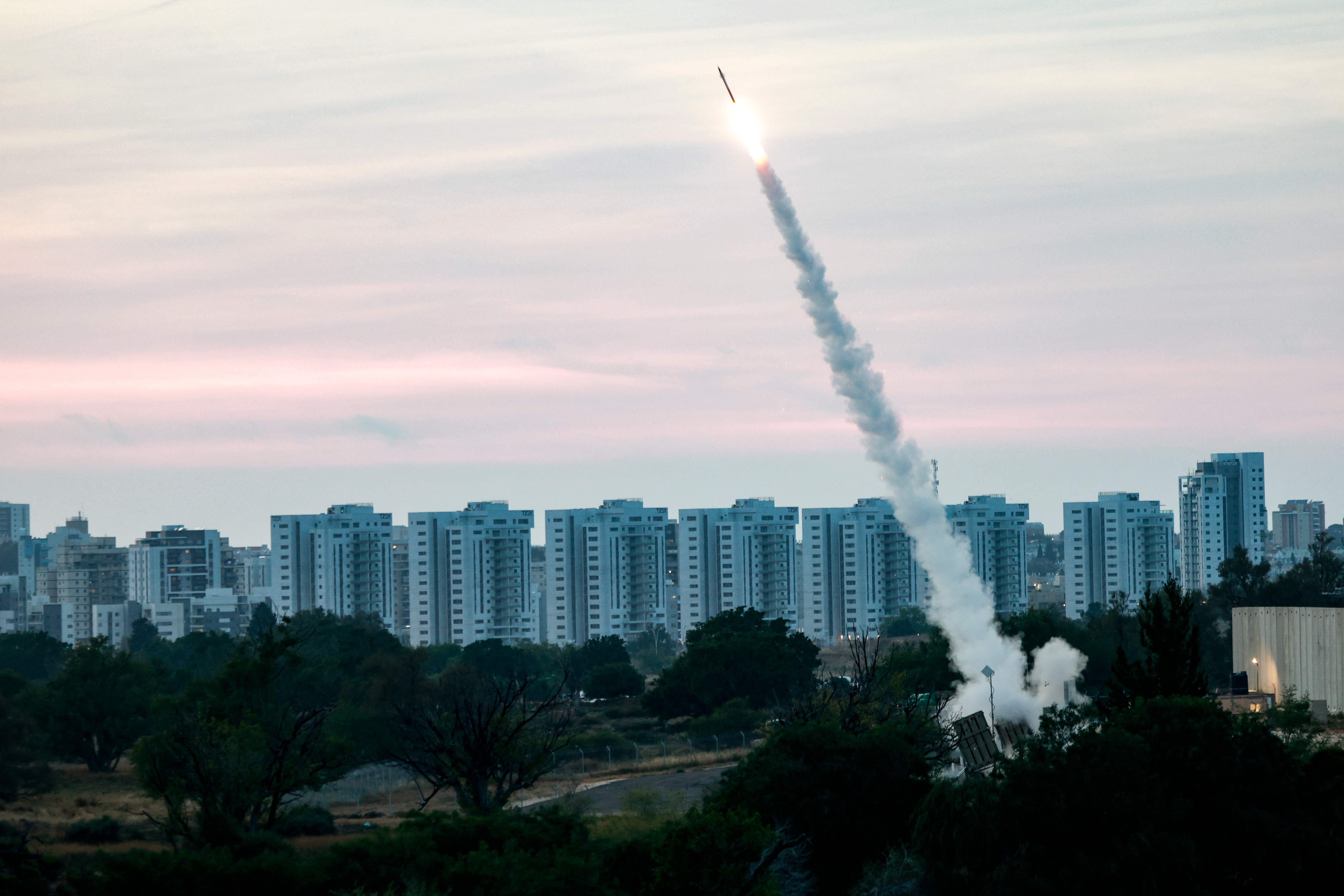 Iron Dome mencegat serangan udara di Ashkelon, Israel.