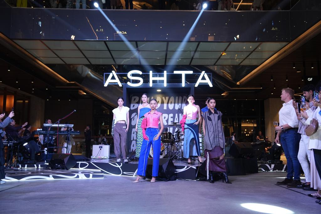 Sebagai bentuk apresiasi terhadap tenant, ASHTA juga menggelar fashion show dengan berkolaborasi dengan beberapa tenant fashion.