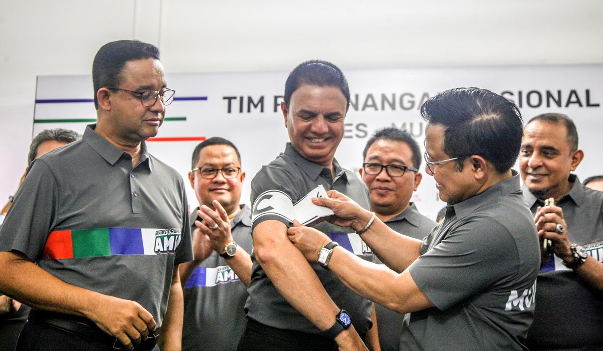 Anies Baswedan (kiri)-Muhaimin Iskandar (kedua kanan) memasangkan bet capten di lengan Marsekal Madya (Purn) Muhammad Syaugi Alaydrus.