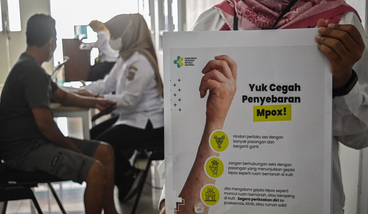 Petugas kesehatan menyosialisasikan penyakit cacar monyet kepada masyarakat.