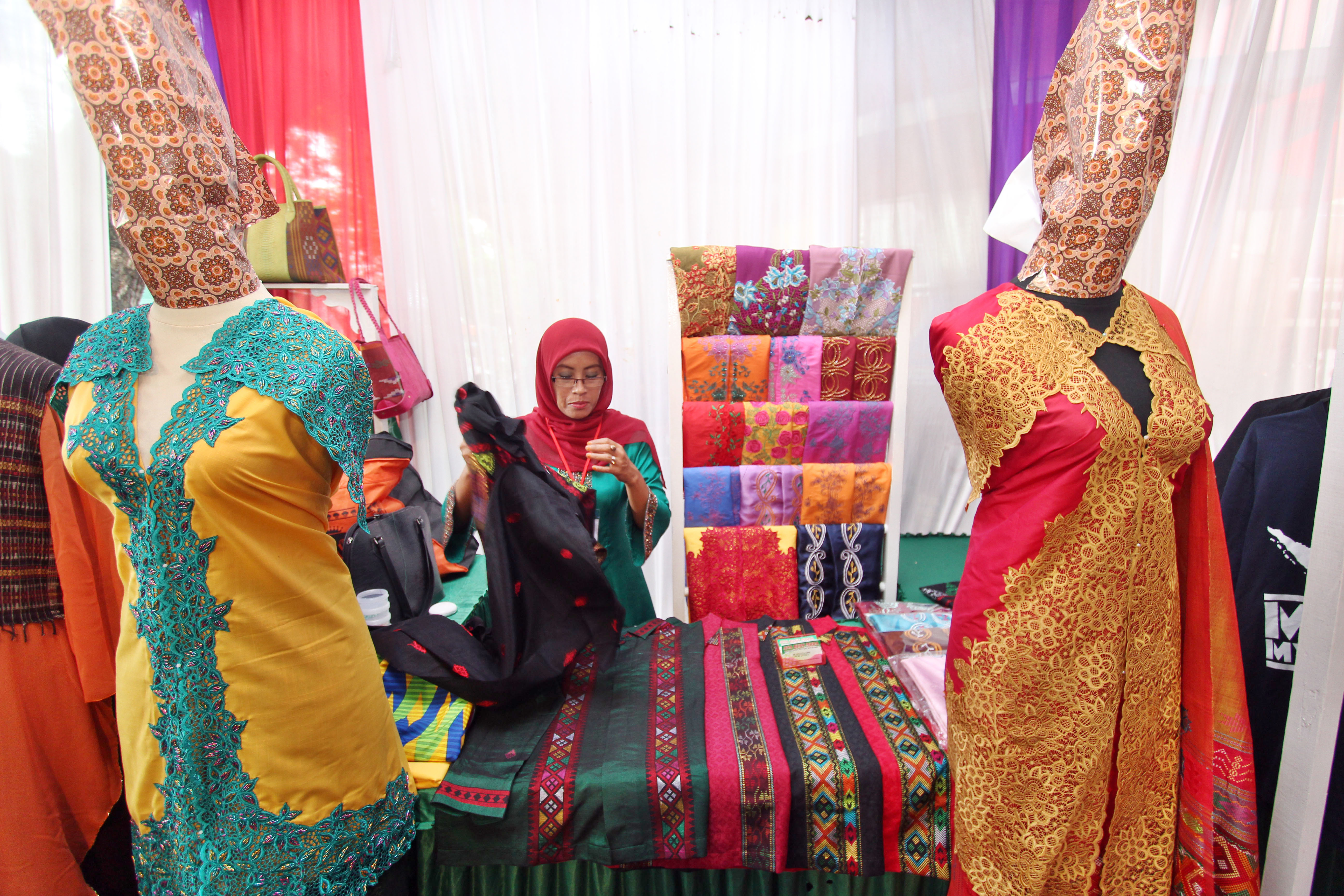 Ilustrasi. Seorang peserta menjajakan hasil produk kerajinan pada Pameran Promosi dan Pasar Produk UMKM Sumut 2015.