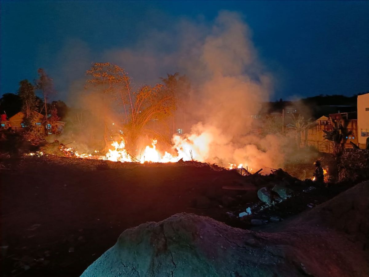 Kebakaran melanda lahan kosong di Depok yang digunakan warga untuk pembuangan sampah. 