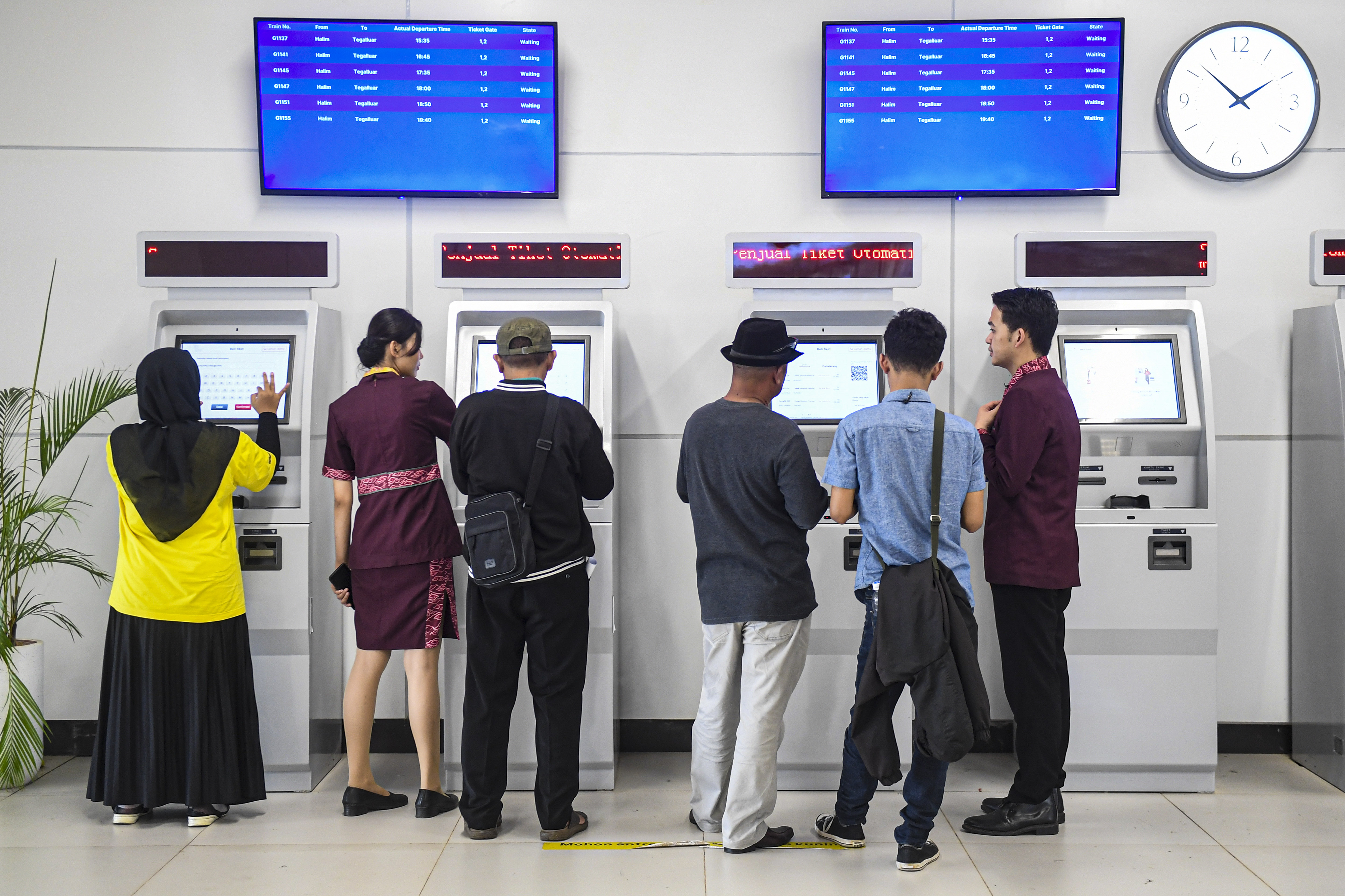  Calon penumpang Kereta Cepat Jakarta-Bandung Whoosh membeli tiket di Stasiun Kereta Cepat Halim
