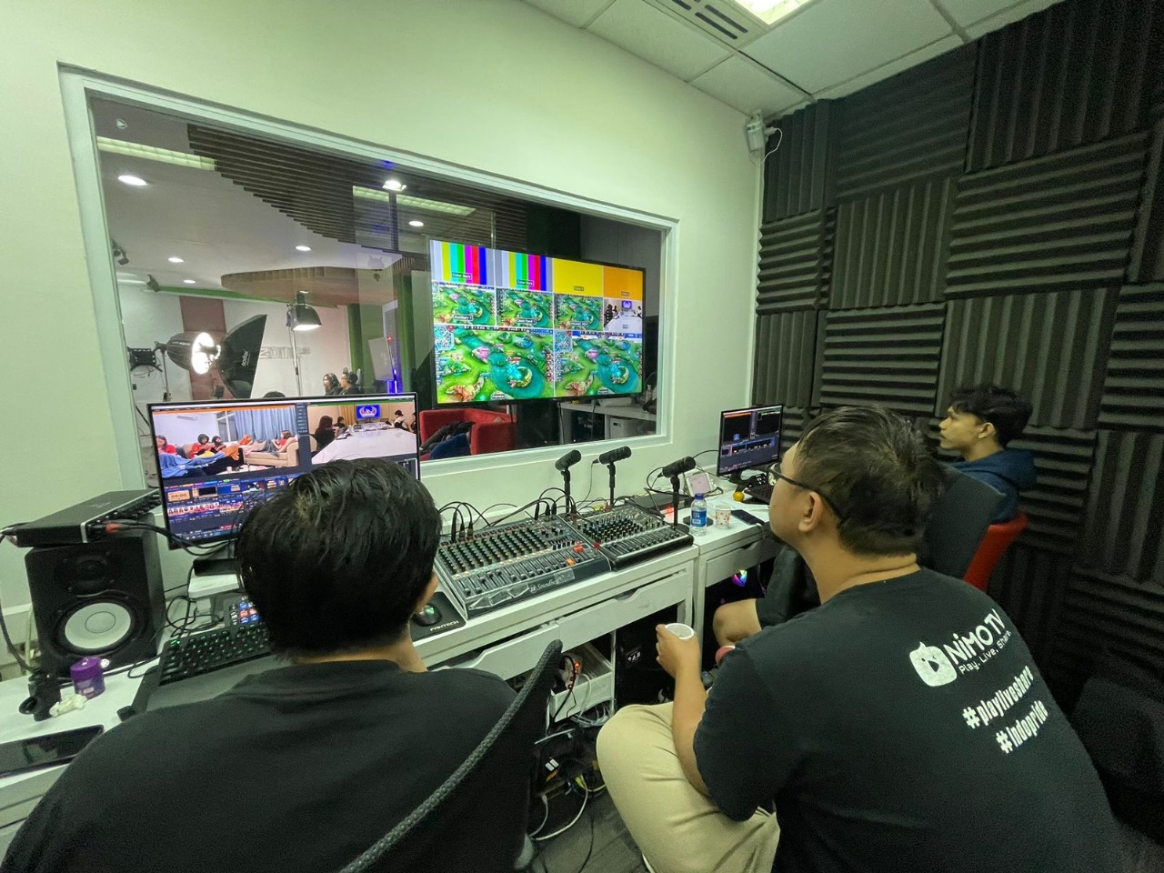 Turnamen e-sport Mobile Legends: Bang Bang Uzone Gladiator Arena.