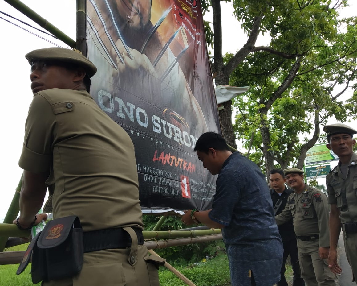 Bawaslu dan Satpol PP Kota Cirebon menertibkan alat peraga kampanye