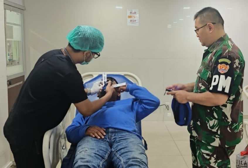 Korban penganiayaan oknum TNI AD. AAL, yang berprofesi sebagai juru parkir di Foodcourt 88 dibawa ke rumah sakit.