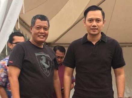 Ketua DPP Partai Demokrat Amal Alghozali (kiri) bersama Ketua Umum DPP Partai Demokrat Agus Harimurti Yudhoyono (kanan).