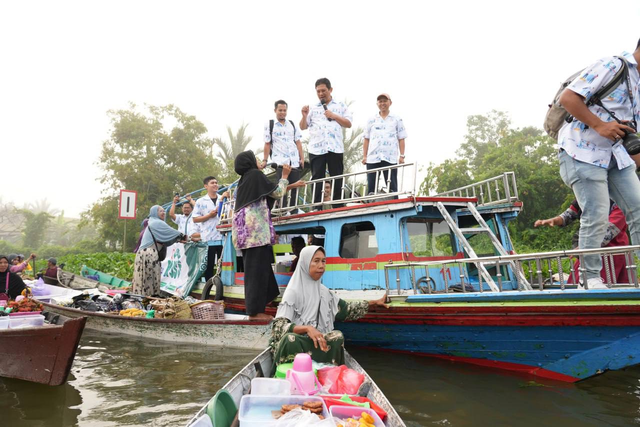 Dirut BPJS Kesehatan Beberkan Manfaat Program JKN di Pasar Apung