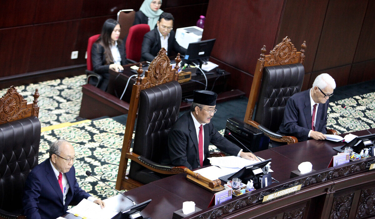 Tiga anggota MKMK di gedung Mahkamah Konstitusi, Selasa, 7 November 2023.