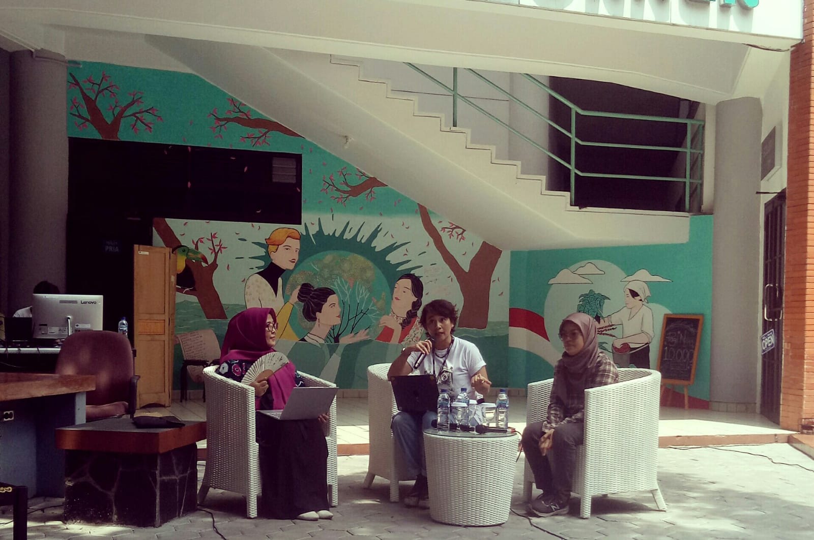 Direktur PKJN  dr. H. Marzoeki Mahdi Bogor, DR dr Nova Riyanti Yusuf SpKJ (tengah) saat mengisi bincang edukasi di FEMA IPB University.