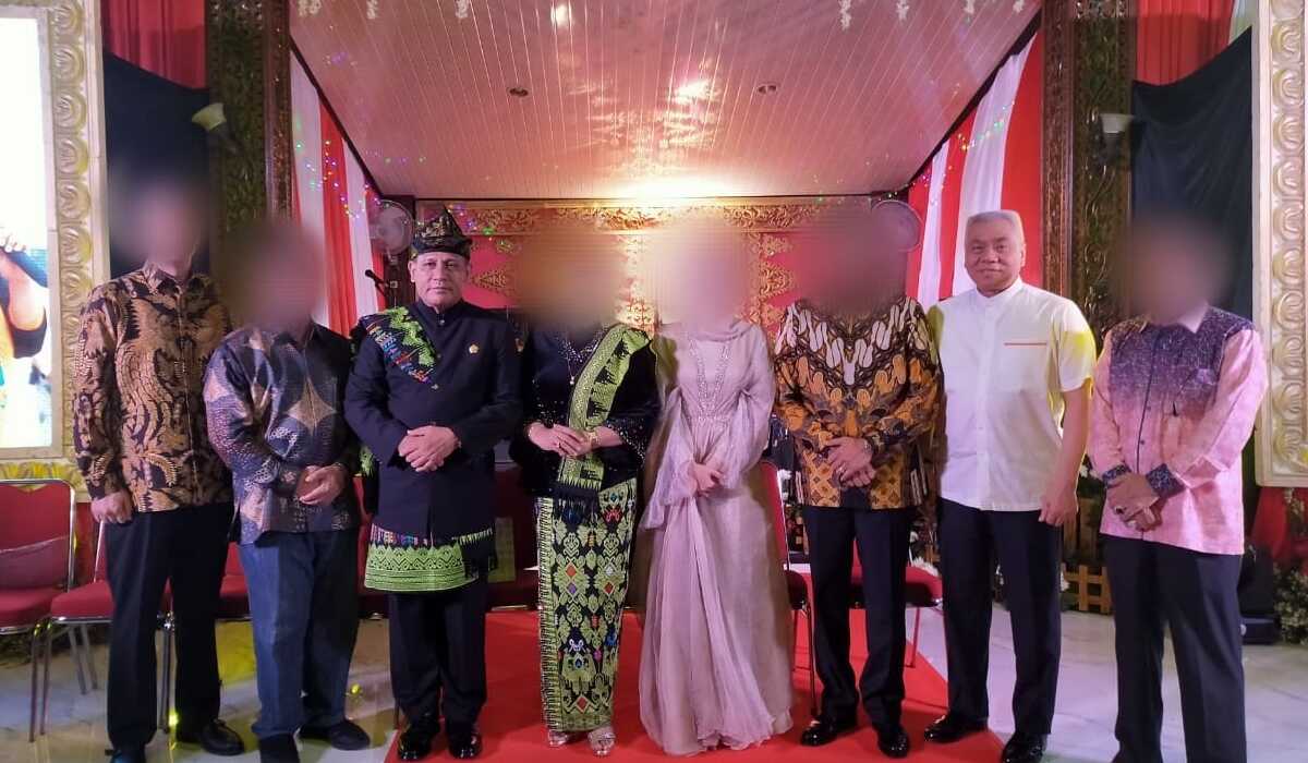 Foto Firli Bahuri dan Alex Tirta kondangan bareng di tahun 2019.